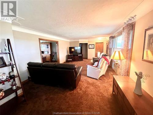 9670 Longwoods Road, Chatham, ON - Indoor Photo Showing Living Room