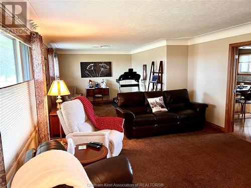 9670 Longwoods Road, Chatham, ON - Indoor Photo Showing Living Room