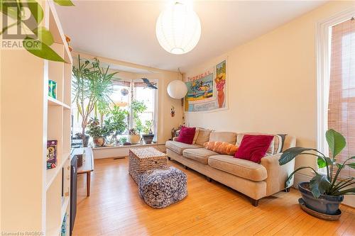 715 2Nd Avenue E, Owen Sound, ON - Indoor Photo Showing Living Room