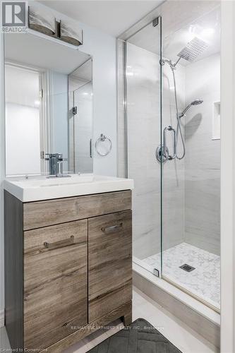 9 - 81 Valridge Drive, Hamilton, ON - Indoor Photo Showing Bathroom