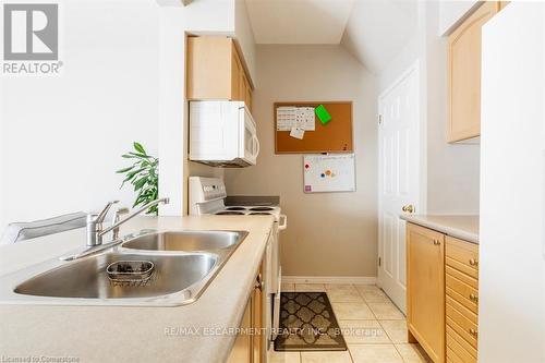 9 - 81 Valridge Drive, Hamilton, ON - Indoor Photo Showing Kitchen With Double Sink