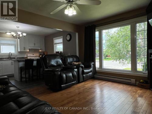 140 Brock Avenue, Timmins, ON - Indoor Photo Showing Living Room