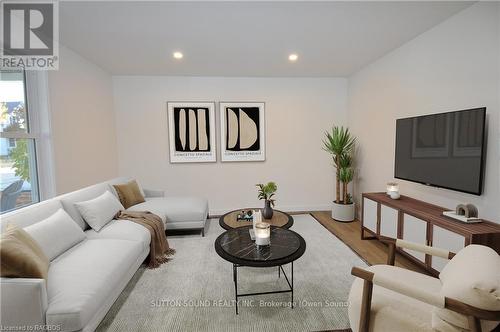 601 7Th St A E, Owen Sound, ON - Indoor Photo Showing Living Room