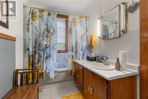 361 Devine Street, Sarnia, ON - Indoor Photo Showing Bathroom