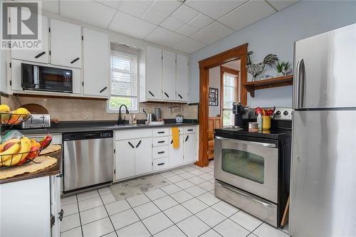 361 Devine Street, Sarnia, ON - Indoor Photo Showing Kitchen