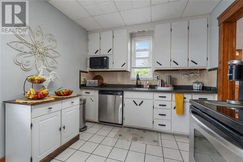 361 Devine Street, Sarnia, ON - Indoor Photo Showing Kitchen