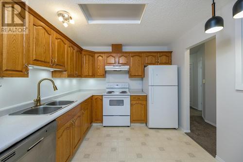 725 Carney Street, Prince George, BC - Indoor Photo Showing Kitchen With Double Sink