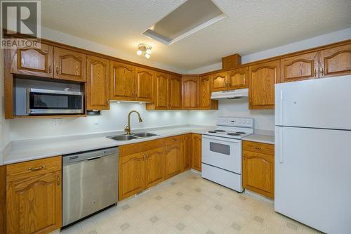 725 Carney Street, Prince George, BC - Indoor Photo Showing Kitchen With Double Sink