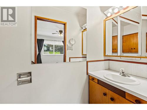 31 23 Street Se, Salmon Arm, BC - Indoor Photo Showing Bathroom