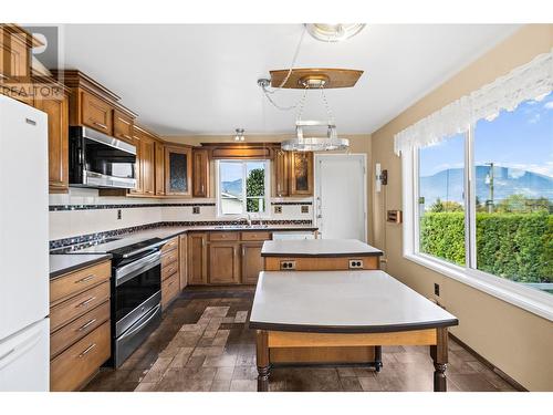 31 23 Street Se, Salmon Arm, BC - Indoor Photo Showing Kitchen