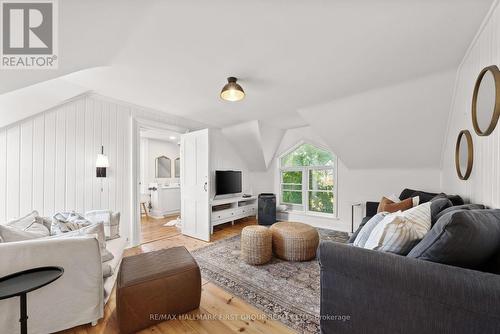 7823 Bickle Hill Road, Hamilton Township, ON - Indoor Photo Showing Living Room