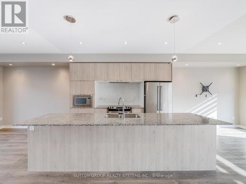 3165 Ernest Appelbe Boulevard, Oakville, ON - Indoor Photo Showing Kitchen With Upgraded Kitchen