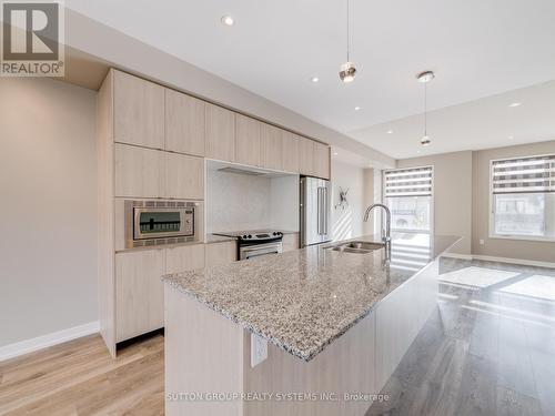 3165 Ernest Appelbe Boulevard, Oakville, ON - Indoor Photo Showing Kitchen With Double Sink With Upgraded Kitchen