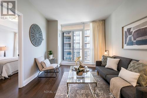 1506 - 530 St. Clair Avenue W, Toronto, ON - Indoor Photo Showing Living Room