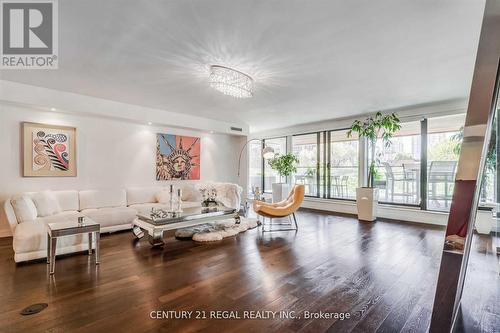 #201 - 500 Wellington Street W, Toronto, ON - Indoor Photo Showing Living Room