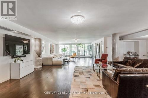 #201 - 500 Wellington Street W, Toronto, ON - Indoor Photo Showing Living Room