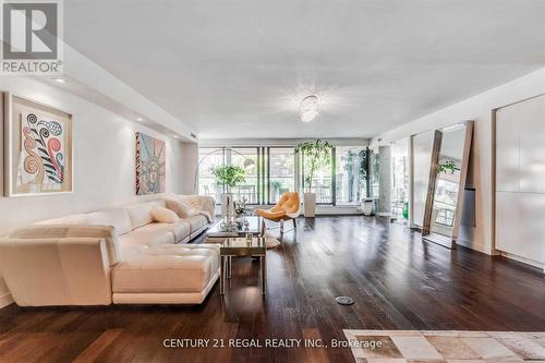 #201 - 500 Wellington Street W, Toronto, ON - Indoor Photo Showing Living Room