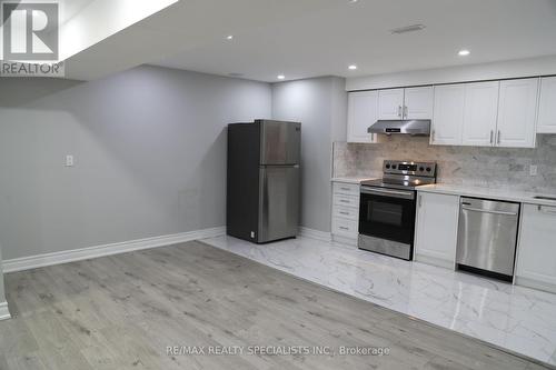 Bsmnt - 186 Polly Drive, Oakville, ON - Indoor Photo Showing Kitchen