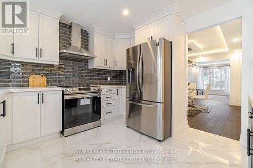 550 Meadows Boulevard, Mississauga, ON - Indoor Photo Showing Kitchen With Upgraded Kitchen