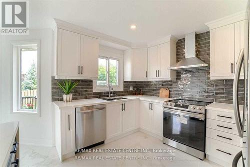 550 Meadows Boulevard, Mississauga, ON - Indoor Photo Showing Kitchen With Double Sink With Upgraded Kitchen