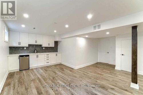 550 Meadows Boulevard, Mississauga, ON - Indoor Photo Showing Kitchen With Upgraded Kitchen