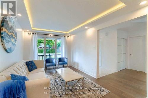 550 Meadows Boulevard, Mississauga, ON - Indoor Photo Showing Living Room