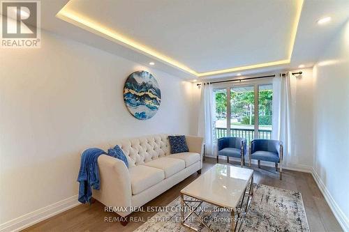 550 Meadows Boulevard, Mississauga, ON - Indoor Photo Showing Living Room