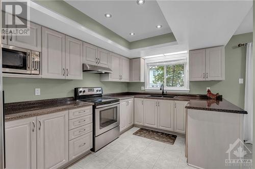 73 Winnegreen Court, Ottawa, ON - Indoor Photo Showing Kitchen