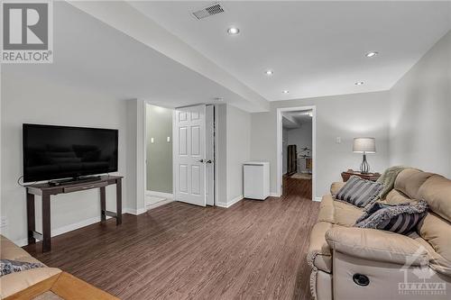 73 Winnegreen Court, Ottawa, ON - Indoor Photo Showing Living Room