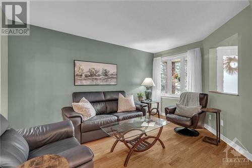 73 Winnegreen Court, Ottawa, ON - Indoor Photo Showing Living Room