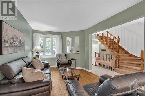 73 Winnegreen Court, Ottawa, ON - Indoor Photo Showing Living Room