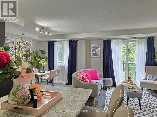 C - 235 Rachel Crescent, Kitchener, ON - Indoor Photo Showing Living Room