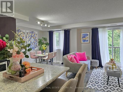 C - 235 Rachel Crescent, Kitchener, ON - Indoor Photo Showing Living Room