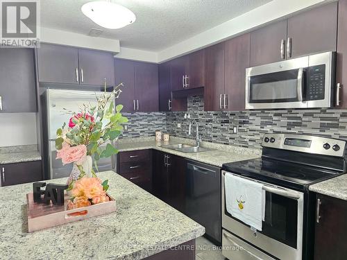 C - 235 Rachel Crescent, Kitchener, ON - Indoor Photo Showing Kitchen With Double Sink With Upgraded Kitchen