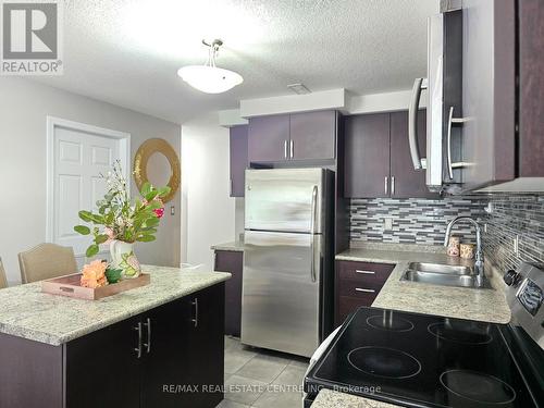 C - 235 Rachel Crescent, Kitchener, ON - Indoor Photo Showing Kitchen With Double Sink With Upgraded Kitchen