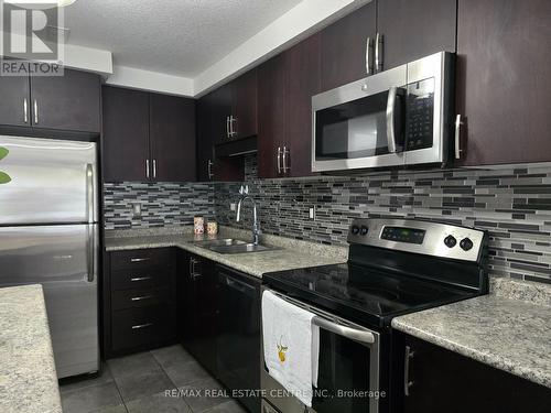 C - 235 Rachel Crescent, Kitchener, ON - Indoor Photo Showing Kitchen With Double Sink With Upgraded Kitchen