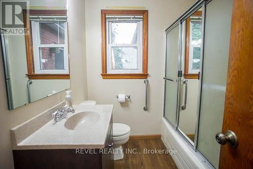 327 Erie Avenue, Brantford, ON - Indoor Photo Showing Bathroom