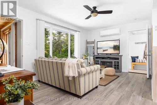 760 Riverlea Road, Huntsville, ON - Indoor Photo Showing Living Room