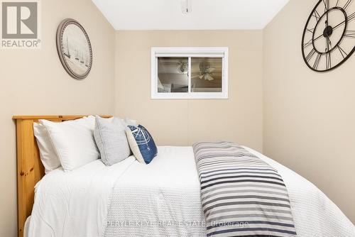 760 Riverlea Road, Huntsville, ON - Indoor Photo Showing Bedroom