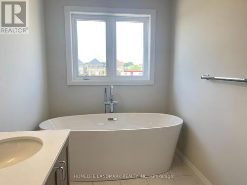 4 Cherry Blossom Heights, Hamilton, ON - Indoor Photo Showing Bathroom