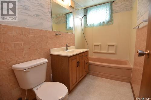 202 6Th Avenue E, Nipawin, SK - Indoor Photo Showing Bathroom