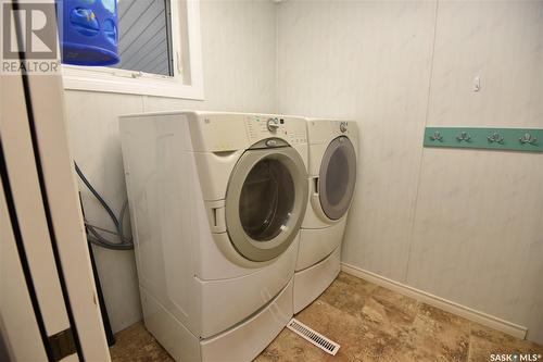 202 6Th Avenue E, Nipawin, SK - Indoor Photo Showing Laundry Room