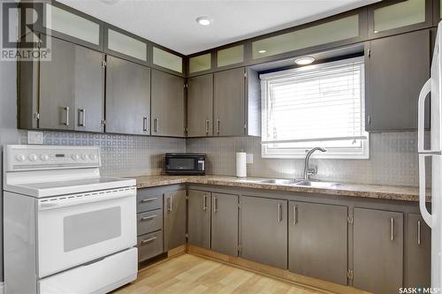 241 Smith Street, Regina, SK - Indoor Photo Showing Kitchen With Double Sink