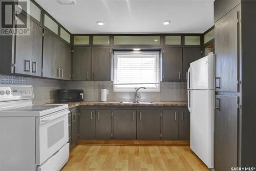 241 Smith Street, Regina, SK - Indoor Photo Showing Kitchen With Double Sink