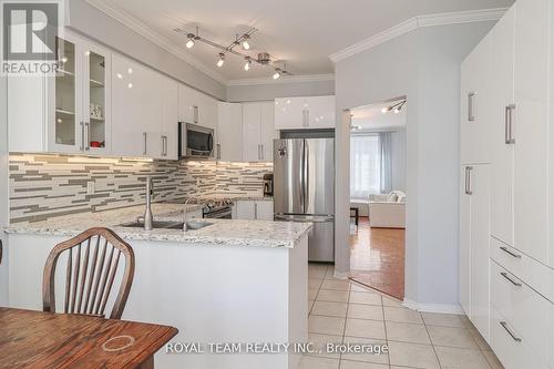 280 - 23 Observatory Lane, Richmond Hill, ON - Indoor Photo Showing Kitchen With Upgraded Kitchen