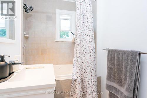 34 Penetang Street, Barrie, ON - Indoor Photo Showing Bathroom