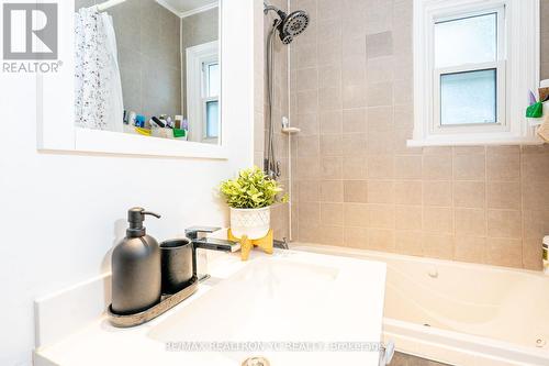 34 Penetang Street, Barrie, ON - Indoor Photo Showing Bathroom