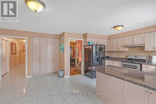 21 Sprucelands Avenue, Brampton, ON - Indoor Photo Showing Kitchen