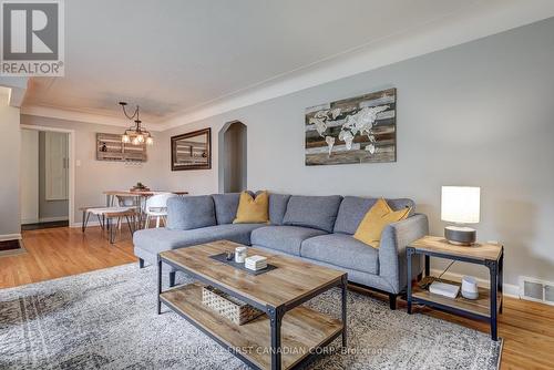 389 Mckeon Avenue, London, ON - Indoor Photo Showing Living Room