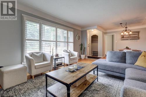 389 Mckeon Avenue, London, ON - Indoor Photo Showing Living Room